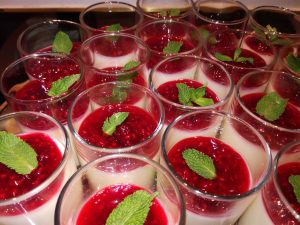 Desert u čaši - praznična panakota sa malinama (recept) 2