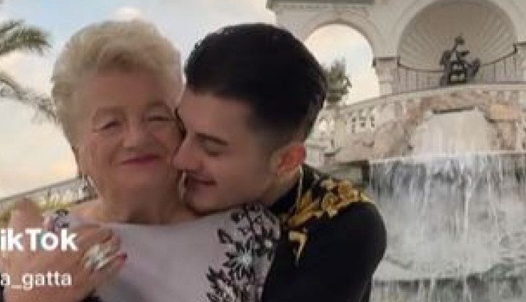 ona-ima-76-godina-a-on-19-i-objavili-su-da-cekaju-prvu-bebu:-88-miliona-ljudi-pogledalo-video-gde-je-prosi-a-sada-su-svi-zgrozeni-istinom!