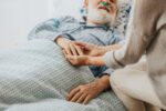 ispovest-medicinske-sestre-koja-radi-sa-ljudima-na-samrti:-ovo-su-znaci-i-signali-da-ce-vas-vasi-voljeni-napustiti-za-nekoliko-dana
