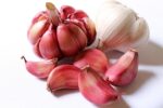 (recept)-saveznik-u-borbi-s-bradavicama:-dovoljna-su-vam-samo-dva-cesnja-cesnjaka