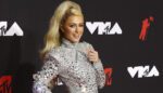 paris-hilton-postala-majka:-objavila-i-prvu-fotku-sa-bebom,-a-evo-kako-joj-je-cestitala-kim-kardasijan