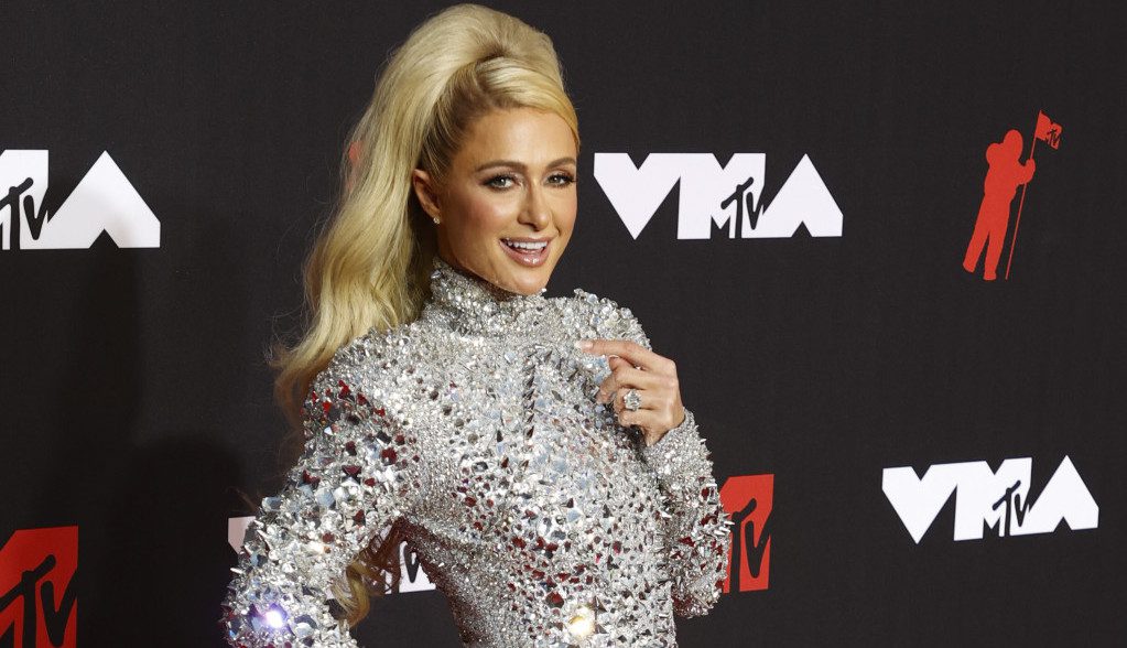paris-hilton-postala-majka:-objavila-i-prvu-fotku-sa-bebom,-a-evo-kako-joj-je-cestitala-kim-kardasijan