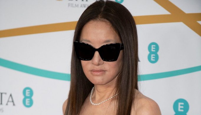 crni-top-i-haljina-koja-skoro-sve-otkriva:-vera-vang-je-ponovo-potvrdila-da-je-ikona-u-svetu-mode,-a-stekla-je-i-"titulu-besmrtnosti"