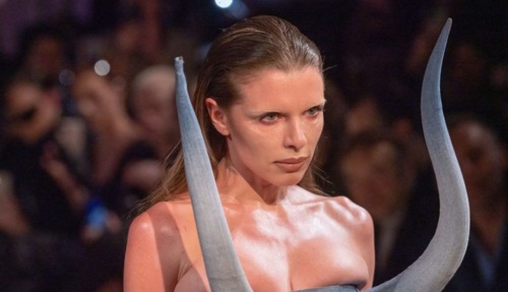 "ovo-je-bolesno,-leci-se-psihopato":-dzulija-foks-u-rukama-drzi-nesto-jezivo,-ako-nam-se-ovakva-moda-namece,-u-velikom-smo-problemu