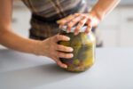 kako-lako-i-brzo-odvrnuti-poklopac-na-tegli?-ovaj-trik-su-nase-bake-koristile,-potrebno-vam-je-samo-malo-vode