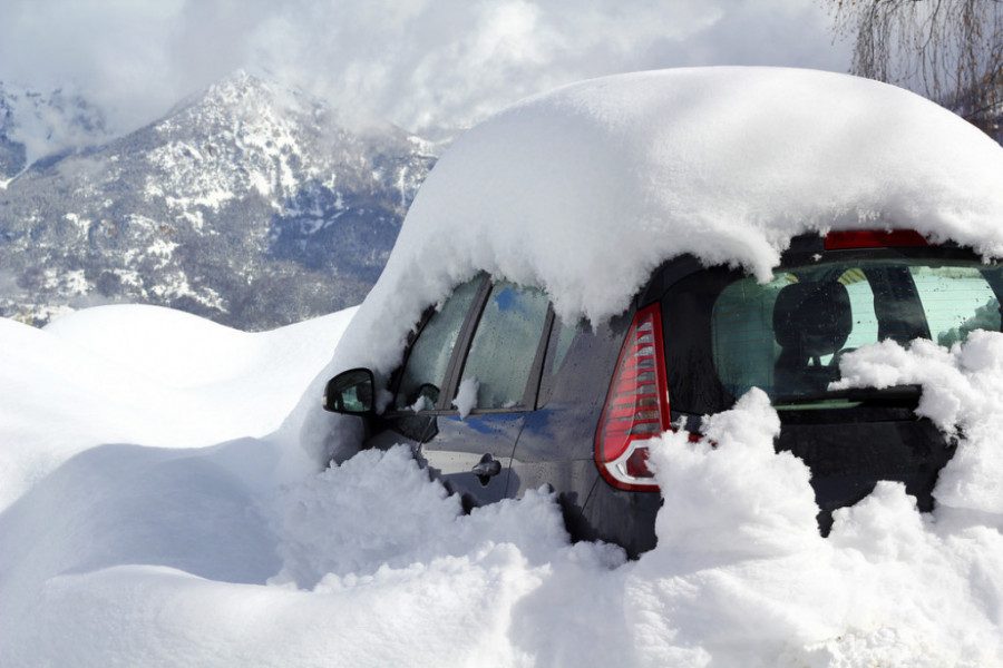 sest-dana-je-sedeo-u-automobilu-zatrpan-snegom:-evo-sta-je-uradio-da-bi-preziveo