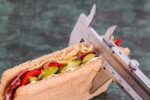 mit-ili-stvarnost?-hocu-li-smrsavjeti-ako-manje-jedem,-zbog-cega-ce-mi-se-stegnuti-zeludac?-evo-sto-kazu-strucnjaci