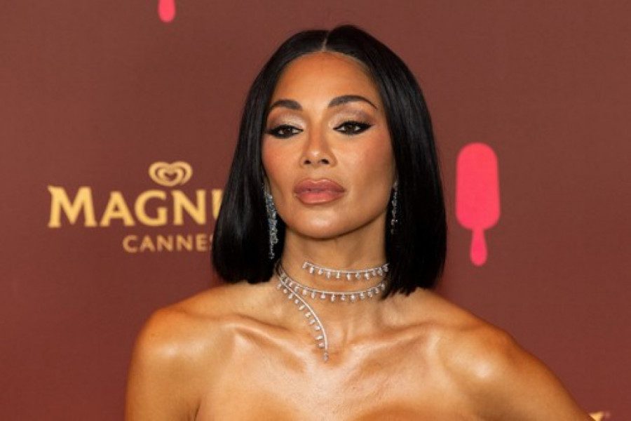 svaka-treca-maturantkinja-iz-srbije-pokusava-da-pronadje-ovu-haljinu:-u-njoj-telo-nikol-izgleda-kao-pescani-sat,-a-mi-smo-proverili-koliko-kosta