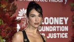 dua-lipa-u-atraktivnom-bikiniju-zagolicala-mastu:-najavila-veliki-dogadjaj,-a-u-sve-je-umesana-i-donatela-versace