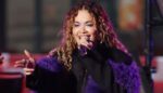 rita-ora-ponovo-zavodi:-ispod-sakoa-i-ljubicastog-sala-krije-se-smeli-stajling