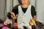 da-li-prepoznajete-decaka-sa-fotografije:-on-danas-osvaja-sva-zenska-srca-i-sin-je-legendarnog-srpskog-glumca