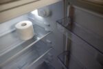 neobican-trik-zavladao-internetom:-zasto-sve-vise-ljudi-rolnu-toalet-papira-stavlja-u-frizider?