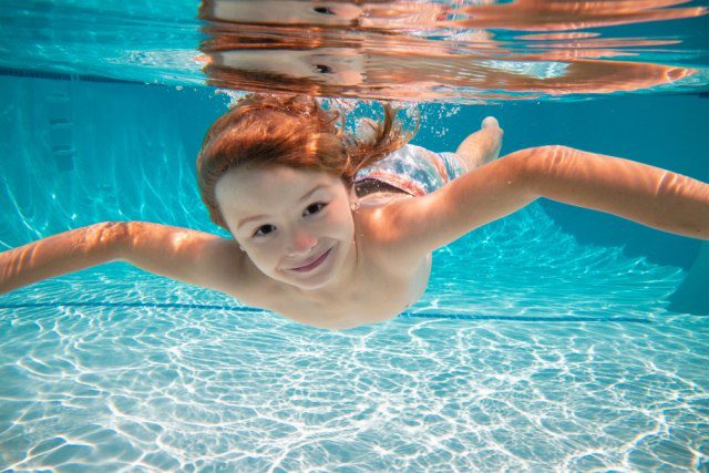 koliko-je-opasno-gledanje-pod-vodom:-moze-dovesti-do-ozbiljne-infekcije-ociju-(video)