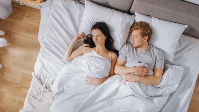 spavate-li-partneru-sa-leve-ili-desne-strane?-evo-sta-strana-kreveta-koju-birate-otkriva-o-vama