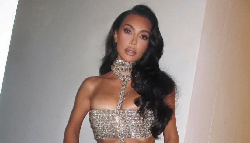 svetlucavo-i-glamurozno:-nov-autfit-kim-kardasijan-zapalio-drustvene-mreze,-u-ovaj-detalj-su-svi-gledali