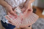 jos-po-20.000-dinara-svakom-penzioneru:-snizavaju-se-i-cene-u-prodavnicama!