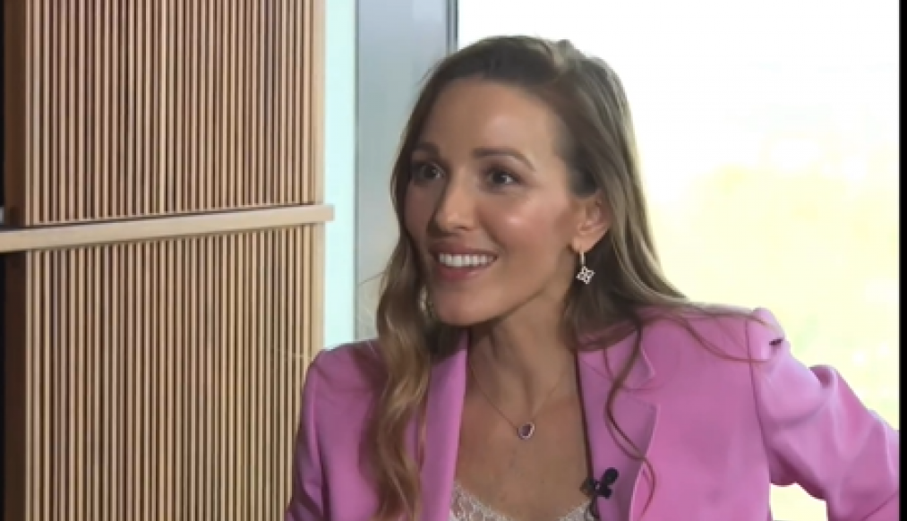 lezerno-i-mladalacki:-cvetna-haljina-jelene-djokovic-je-odusevila-ljubitelje-mode