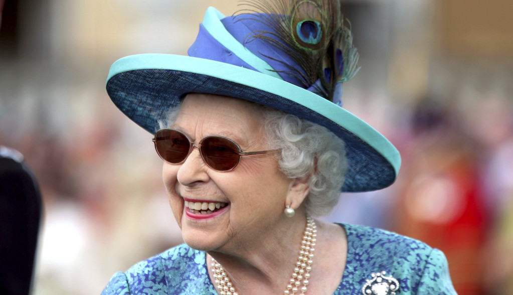 kraljica-elizabeta-sa-svim-praunucima:-objavljena-nikad-vidjena-fotka-povodom-tuzne-godisnjice