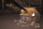 na-tavanu-je-pronasao-staru-zapecacenu-kutiju:-kada-je-otvorio-video-je-misterioznu-poruku-koja-ga-je-prenerazila-(video)