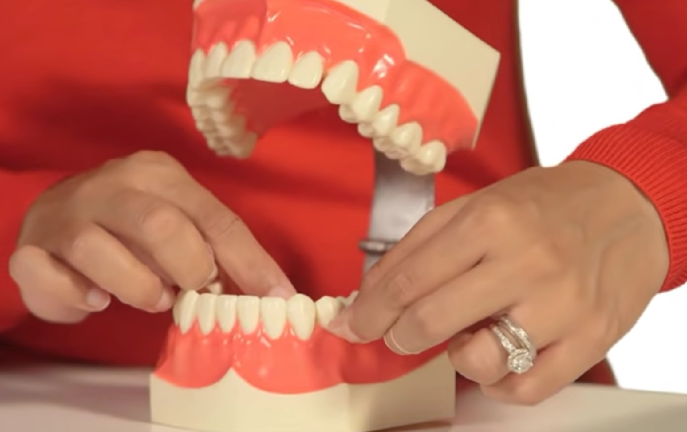 znanstvenici-otkrili-najbolju-metodu-ciscenja-zuba-koncem:-ovako-cete-sprijeciti-infekcije-desni