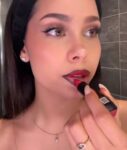 trend-vampirskih-usana-osvojio-zene:-evo-sta-vam-je-potrebno-za-ovaj-fatalni-izgled-(video)