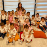 kristina-ima-26-godina-i-22-deteta:-nedeljno-potrose-preko-5.500-evra-na-osnovne-potrepstine,-a-evo-koliko-dadilja-mora-da-zivi-sa-njima