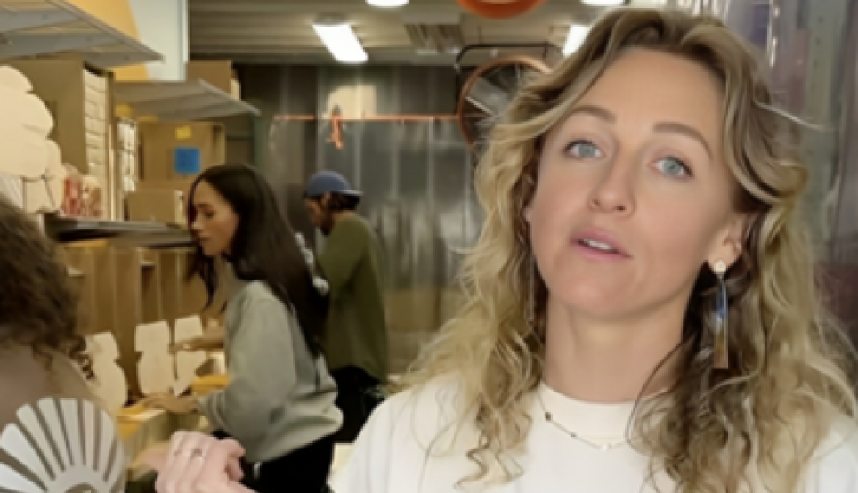 pripravnica-koja-slaze-kutije:-megan-markl-se-pojavljuje-u-bizarnoj-reklami,-glumicu-mnogi-prozvali-luzerkom-godine