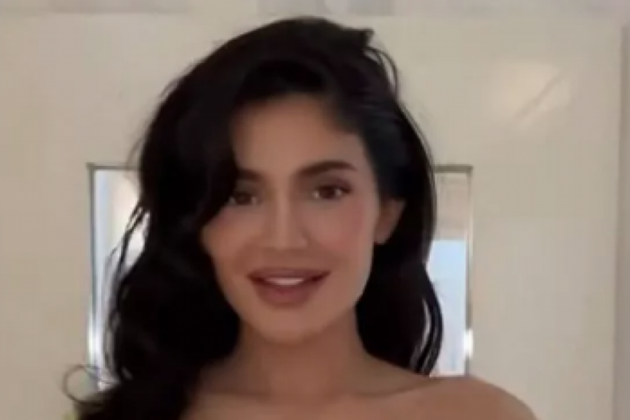 malo-mesta-za-ove-dame:-kajli-dzener-i-cerkica-kao-bliznakinje-u-blestavim-haljinama,-mala-klinceza-nije-mogla-da-sakrije-radost!