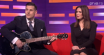 ana-mitic-otkrila-koju-pesmu-narucuje-u-kafani,-a-onda-je-voditelj-“jutra”-uzeo-gitaru-u-ruke-i-pokazao-skriveni-talenat!-(video)