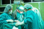 djevojci-uklonjen-tumor-od-32-kilograma:-prizor-od-kojeg-se-ledi-krv-u-zilama