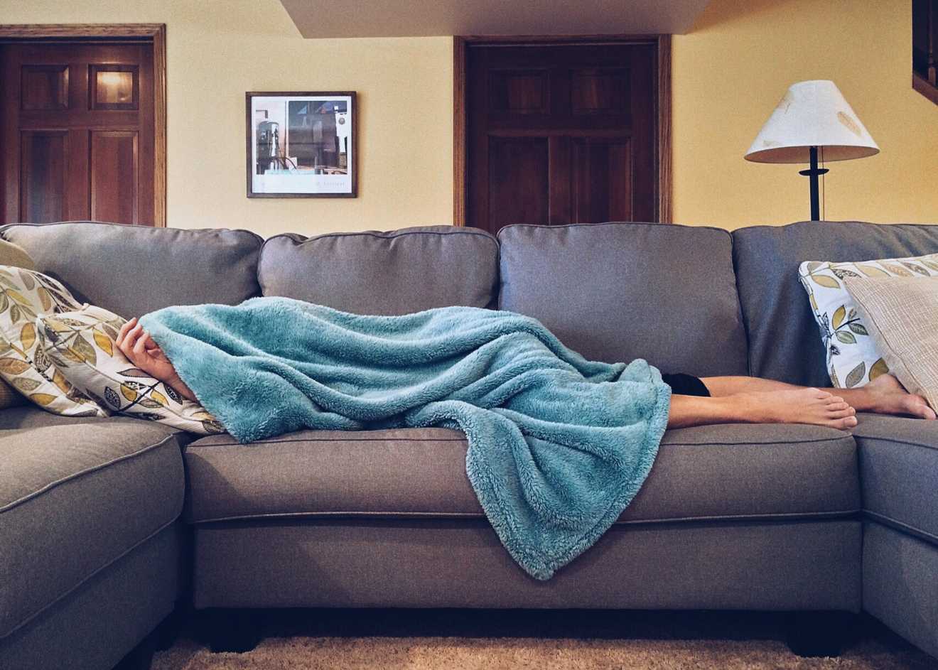 spavanje-uz-upaljen-televizor-moze-imati-ozbiljne-posljedice-na-vase-zdravlje