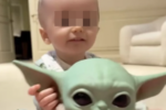 dva-mala-vanzemaljca:-sin-paris-hilton-se-ludo-zabavlja-sa-igrackom-iz-,,ratova-zvezda",-ushicena-mama-podelila-neodoljiv-snimak!