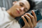 gledanje-u-mobitel-navecer-moze-biti-okidac-opakog-stanja:-‘otezava-i-kvari-vas-san’