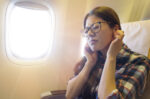 stjuardesa-otkrila-trikove-koji-vam-mogu-pomoci-da-se-resite-osecaja-"zapusenih"-usiju-tokom-leta-(video)