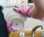 cijeli-zivot-krivo-koristimo-spuzve-za-pranje-posudja:-postoji-razlog-zasto-su-drugacijih-boja
