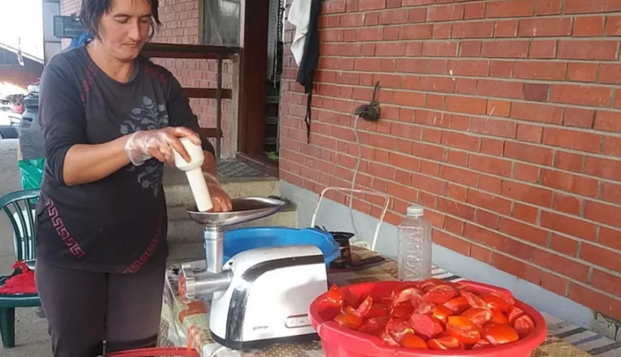 kako-pripremiti-domaci-mleveni-paradajz-za-zimnicu:-jednostavan-recept-–-bez-kuvanja-i-do-2-godine-svezine