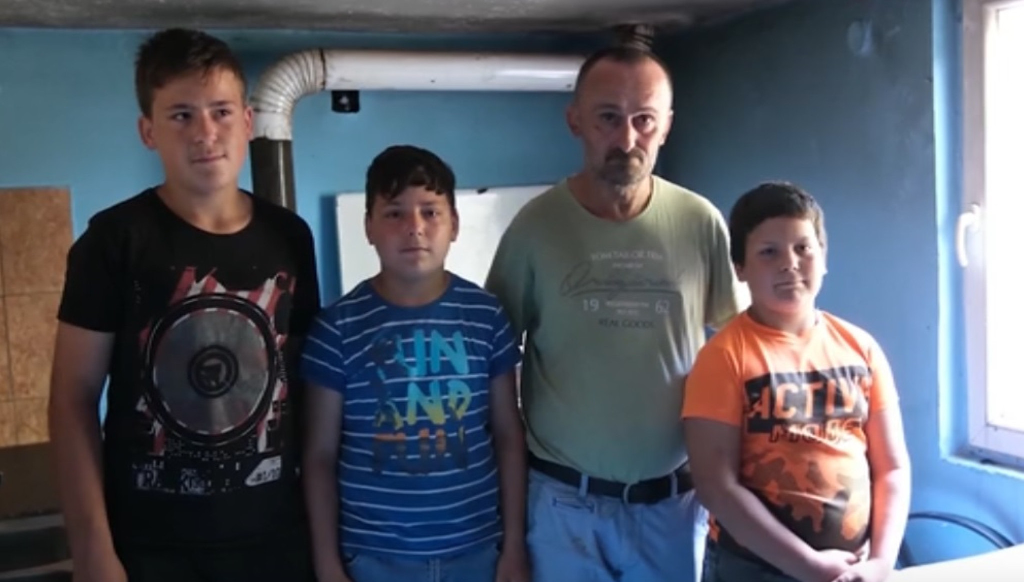 porodici-djurasinovic-je-potrebna-pomoc!-rajko-zivi-sa-9-oro-dece-u-trosnoj-kucici,-bez-struje,-u-veoma-teskim-uslovima-(video)