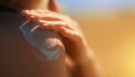 nikako-nemojte-ovako-mazati-kremu-za-suncanje:-strucnjak-ukazao-u-cemu-ljudi-masovno-grese