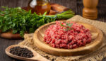 dodajte-malo-ovog-sastojka-u-mleveno-meso:-sarme,-punjene-paprike,-cufte-i-cevapi-nece-biti-suvi,-vec-socni-i-ukusni!